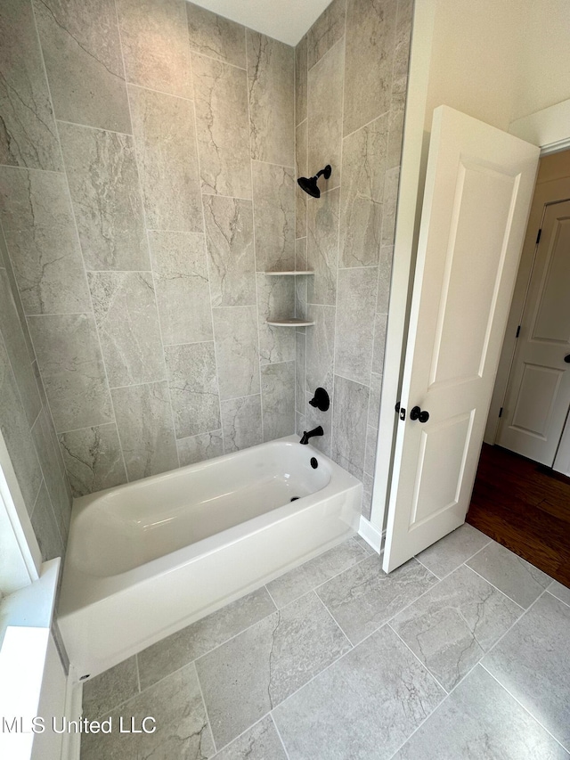 bathroom featuring tiled shower / bath