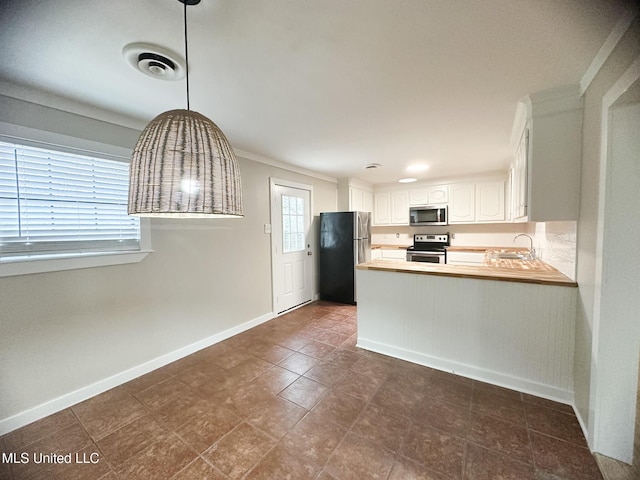 kitchen with white cabinetry, sink, ornamental molding, kitchen peninsula, and stainless steel appliances