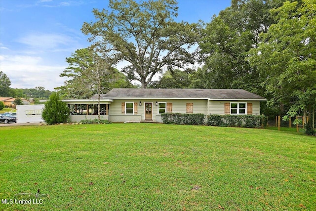 ranch-style house featuring a front yard