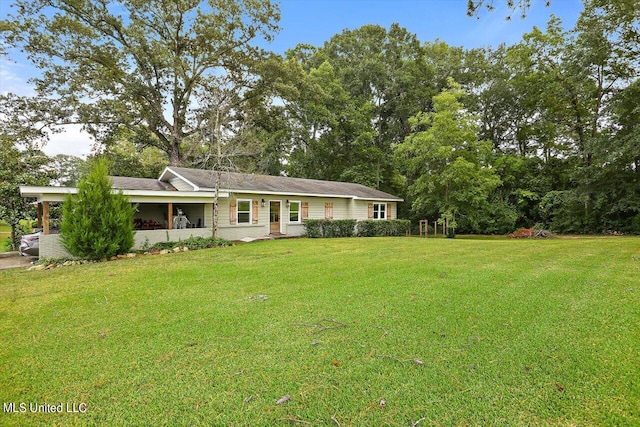 view of front of home featuring a front yard