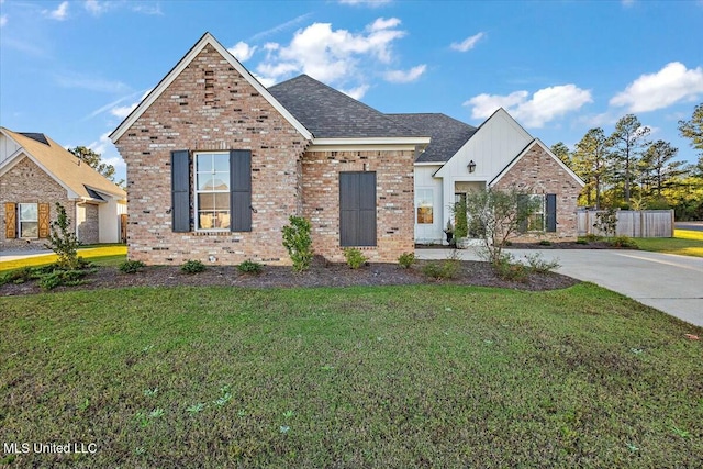 view of front of property featuring a front yard