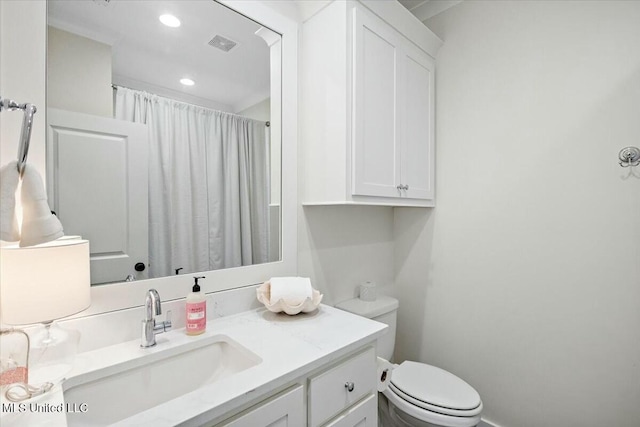 bathroom featuring a shower with curtain, vanity, and toilet