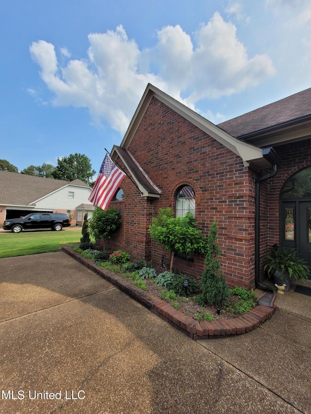 8475 Windersgate Dr, Olive Branch, MS 38654 - view of side of property with brick siding