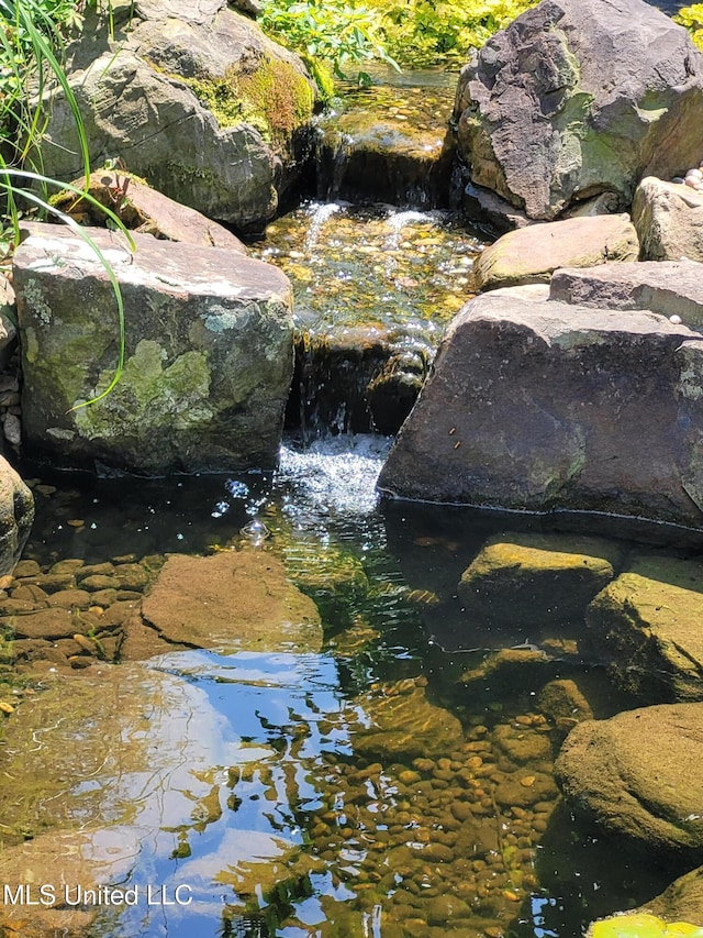 8475 Windersgate Dr, Olive Branch, MS 38654 - exterior view of a garden pond