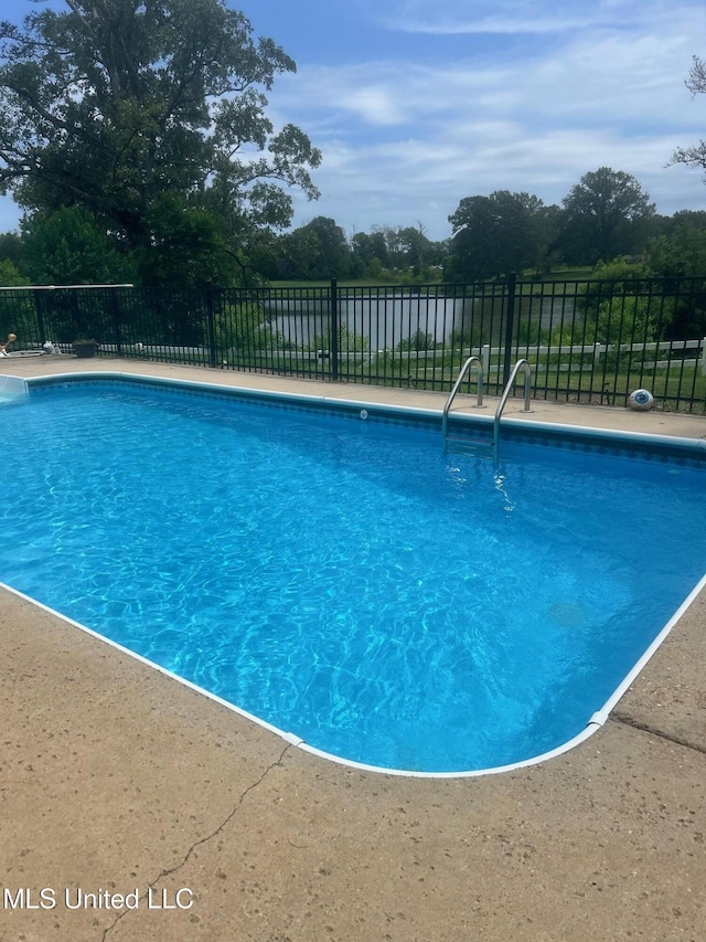 view of swimming pool