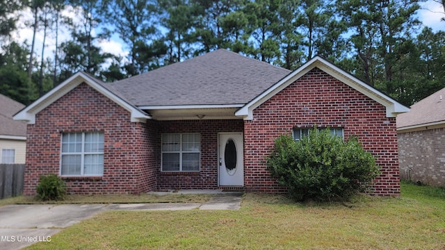 view of front of home featuring a front lawn