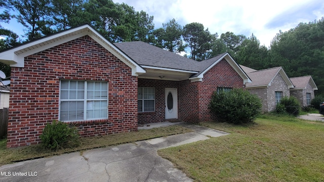 view of front of property featuring a front lawn