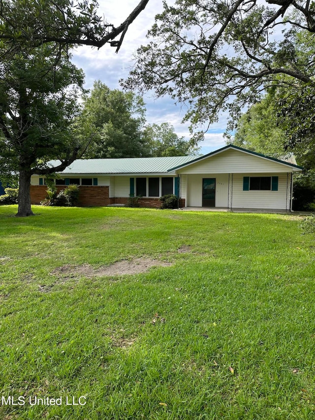 single story home featuring a front lawn