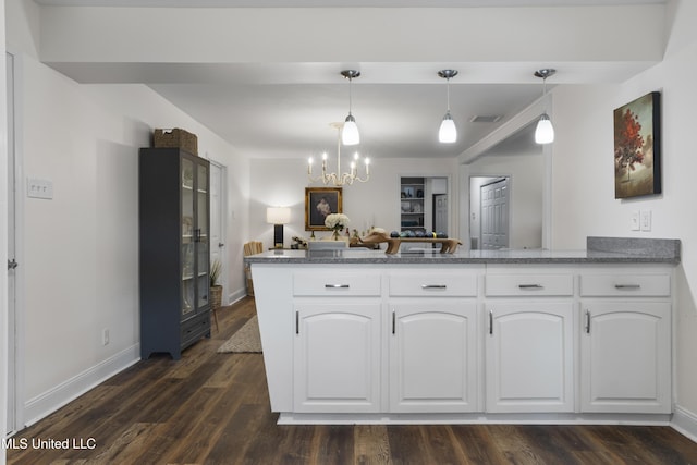 kitchen with visible vents, an inviting chandelier, a peninsula, baseboards, and white cabinetry
