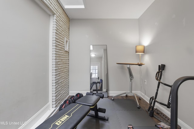 exercise room featuring baseboards