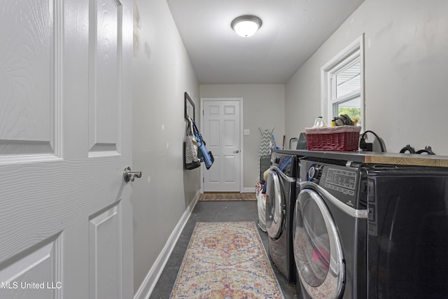 laundry room featuring laundry area, baseboards, and independent washer and dryer