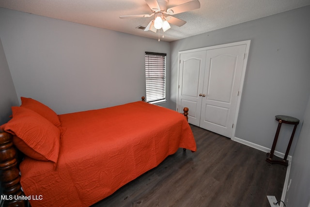 bedroom featuring a closet, a textured ceiling, ceiling fan, and dark hardwood / wood-style flooring