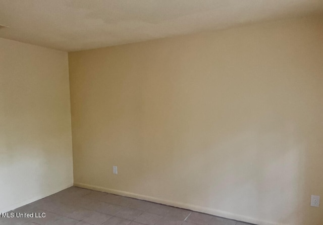 spare room featuring light tile patterned floors