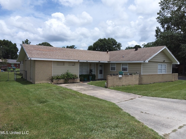 single story home featuring a front lawn