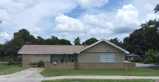 single story home with a front lawn