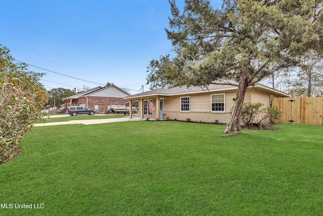 single story home with a front lawn