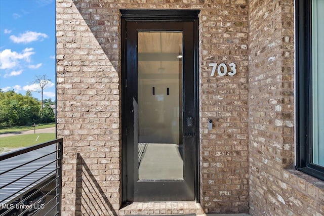 property entrance featuring a balcony