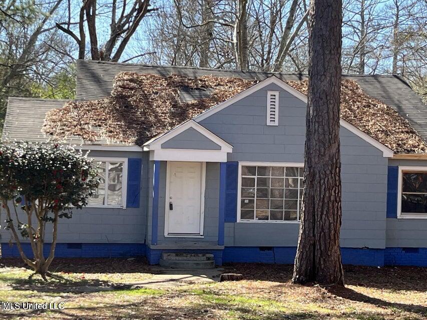 bungalow-style house featuring crawl space