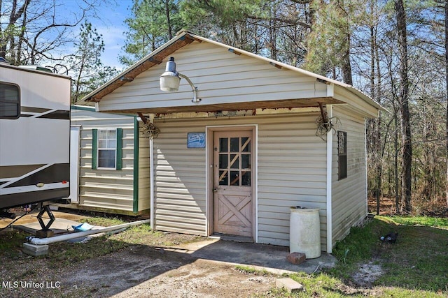 view of outdoor structure with an outbuilding