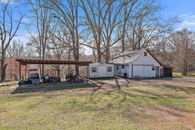 view of yard with driveway and an outdoor structure