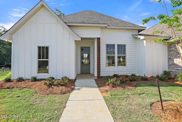 view of front of property with a front yard