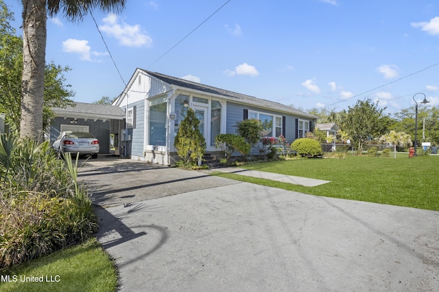 view of front facade featuring a front yard