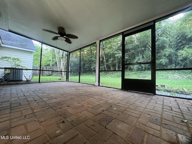 767 Sherwood Dr, Jackson, MS 39216 - unfurnished sunroom featuring a ceiling fan