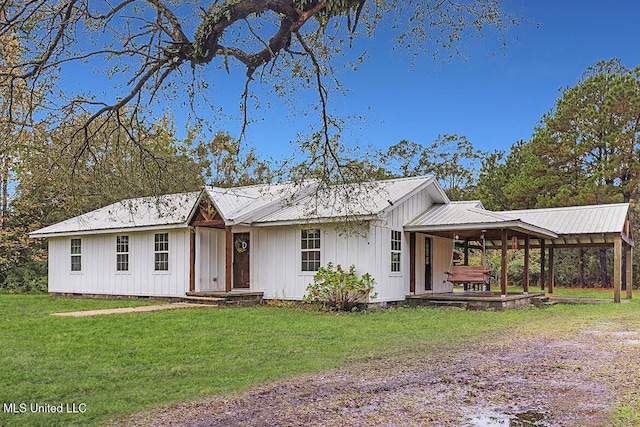 view of front of house with a front lawn