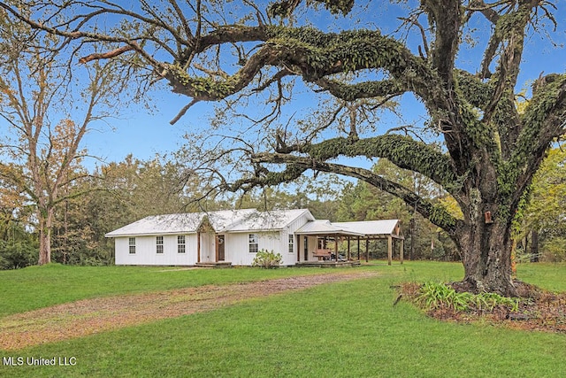 ranch-style house featuring a front lawn