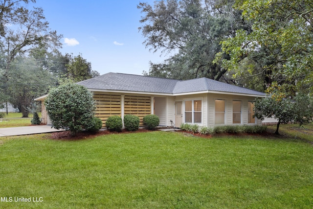 view of front of property featuring a front yard