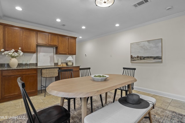 dining space with recessed lighting, visible vents, crown molding, and baseboards