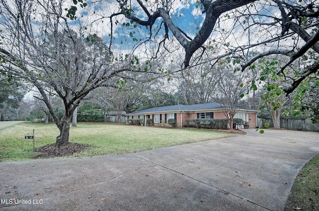 single story home featuring a front yard