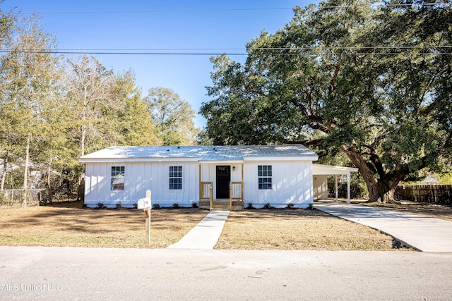 view of front facade featuring a carport