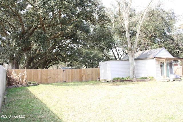 view of yard featuring a shed