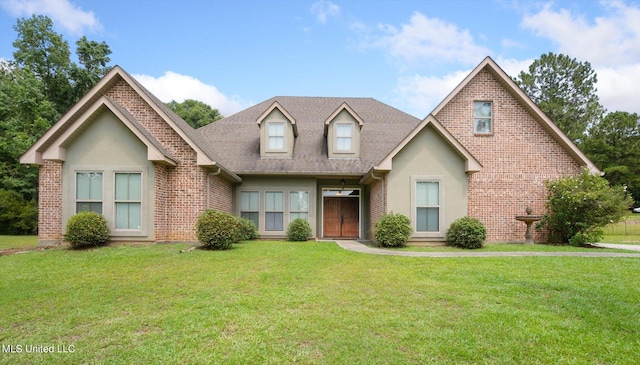 view of front of property featuring a front lawn