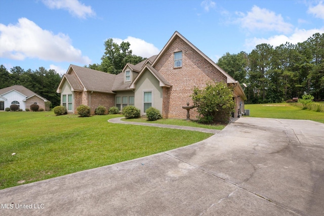 view of front of property featuring a front yard