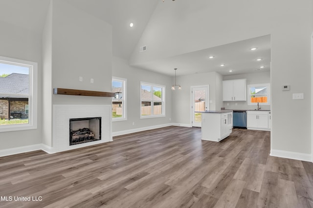 10262 March Meadows Way, Olive Branch, MS 38654 - unfurnished living room featuring a sink, plenty of natural light, wood finished floors, baseboards, and recessed lighting