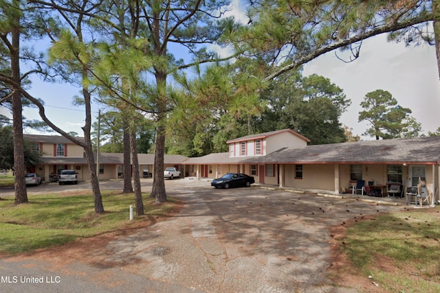 view of front facade featuring a front lawn