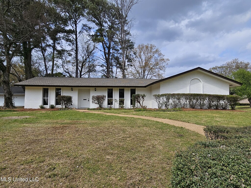 1430 Autumn Oaks Dr, Jackson, MS 39211 - view of front of property with brick siding and a front lawn