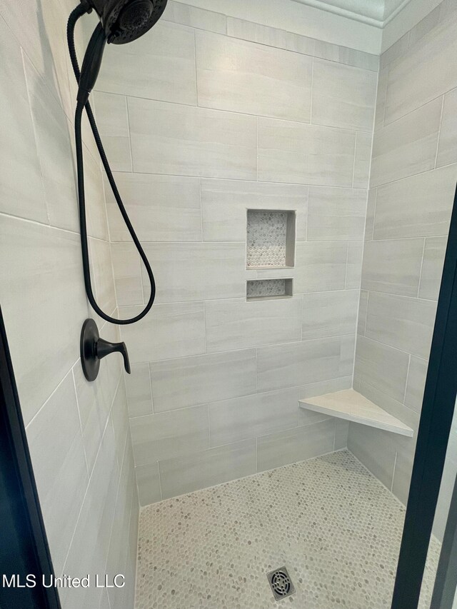 bathroom featuring a tile shower