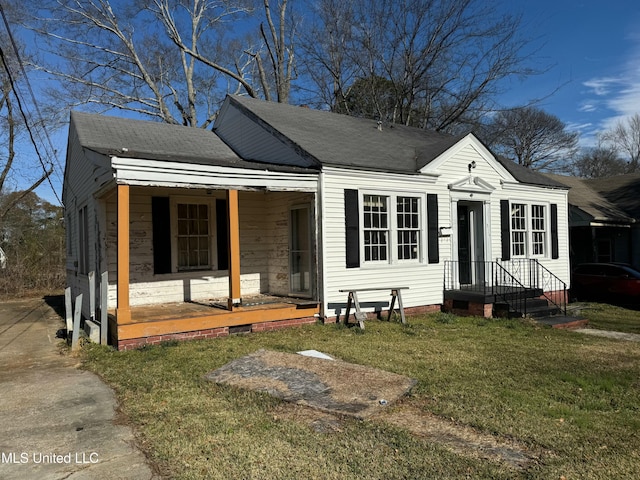 view of front of property with a front lawn