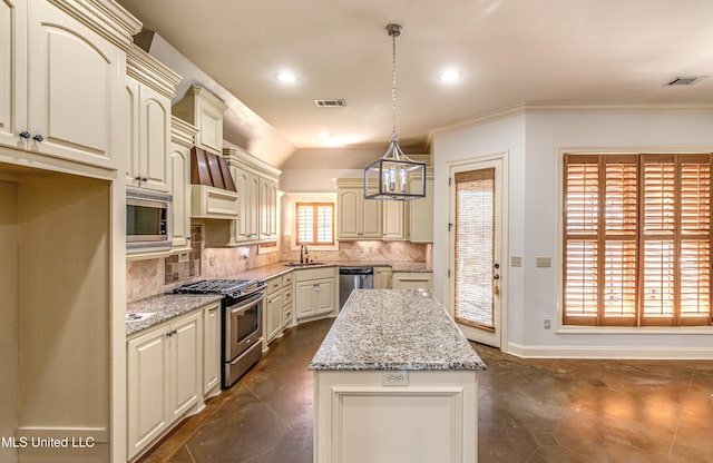 128 Amethyst Ln, Brandon, MS 39047 - kitchen featuring appliances with stainless steel finishes, a sink, decorative backsplash, a kitchen island, and a chandelier