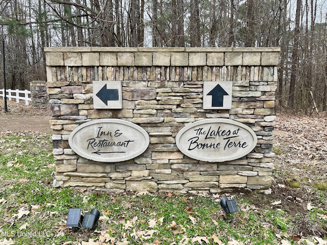 view of community / neighborhood sign