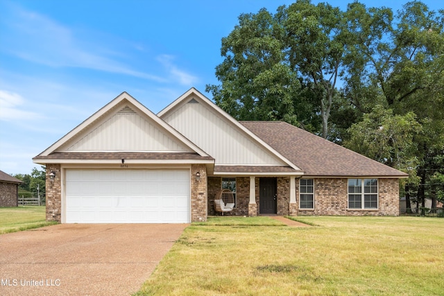 craftsman house featuring a front lawn and a garage