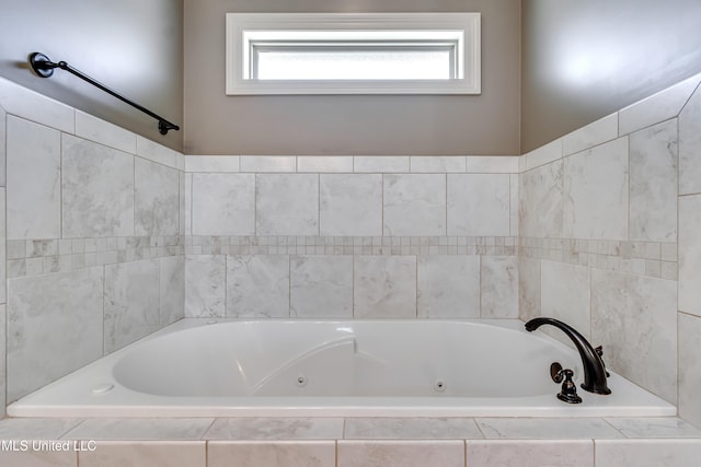 272 Hidden Hills Pkwy, Brandon, MS 39047 - full bath featuring a whirlpool tub