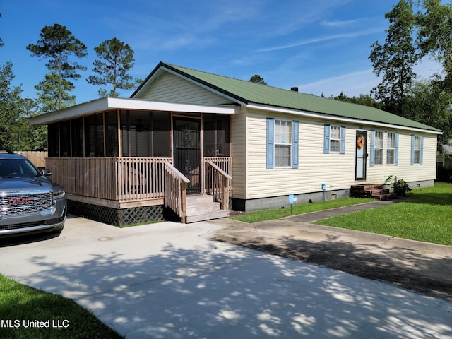 manufactured / mobile home with a sunroom