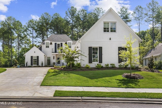 view of front of house featuring a front yard