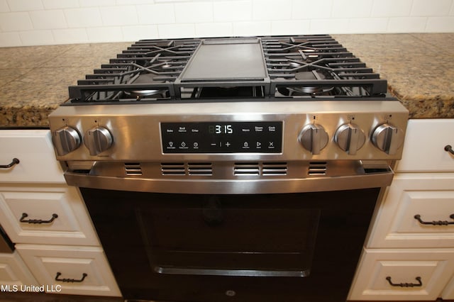 interior details featuring tasteful backsplash and stainless steel gas range oven