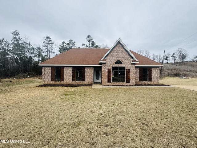 view of front of house featuring a front yard