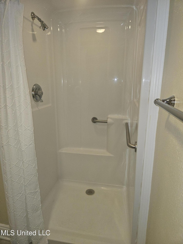 2668 Beach Blvd Unit 702, Biloxi, MS 39531 - full bathroom with curtained shower